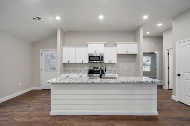 15 E Cofield Street, Aurora, MO 65605