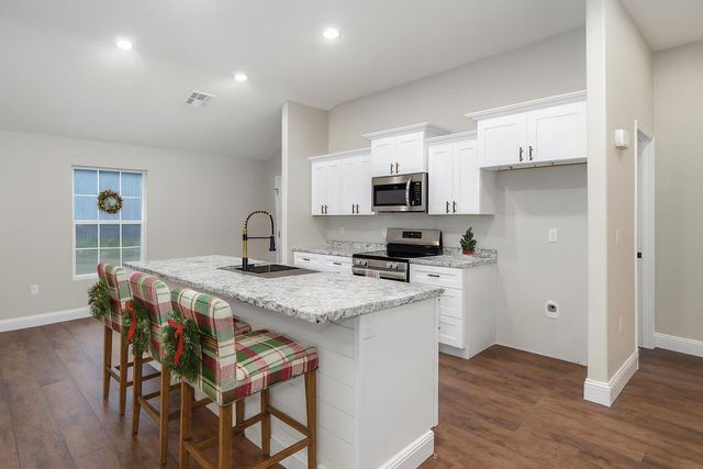 15 E Cofield Street, Aurora, MO 65605