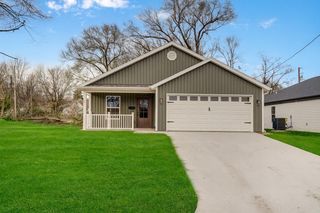 15 E Cofield Street, Aurora, MO 65605