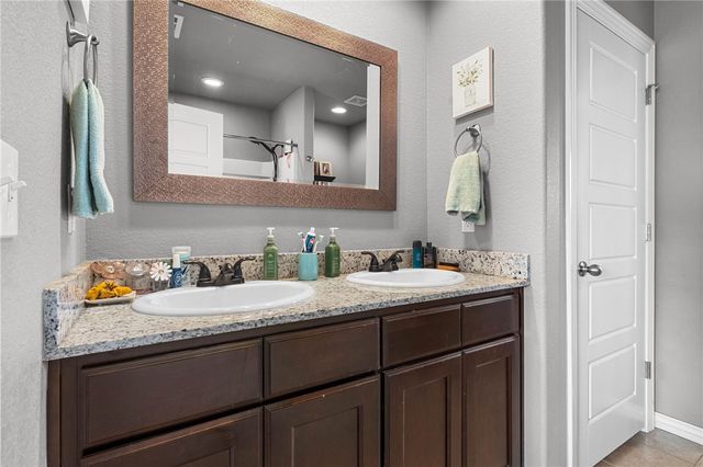 1620 Secretariat Lane, Prairie Grove, AR 72753