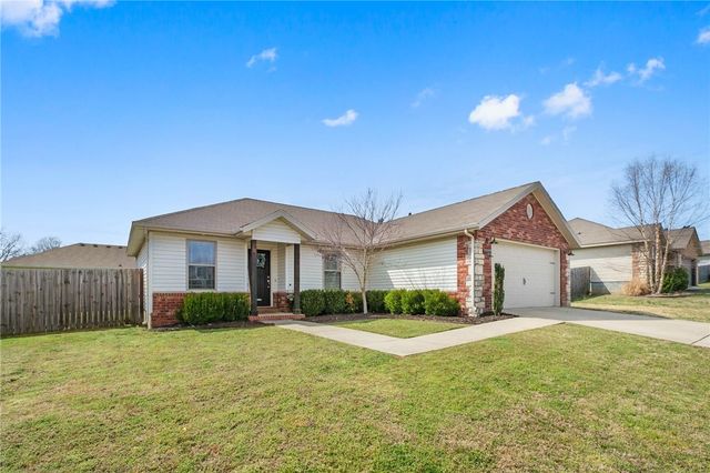 1620 Secretariat Lane, Prairie Grove, AR 72753