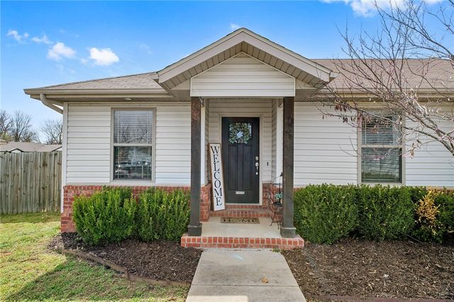 1620 Secretariat Lane, Prairie Grove, AR 72753