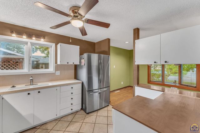 2843 SW McAlister AVE, Topeka, KS 66614
