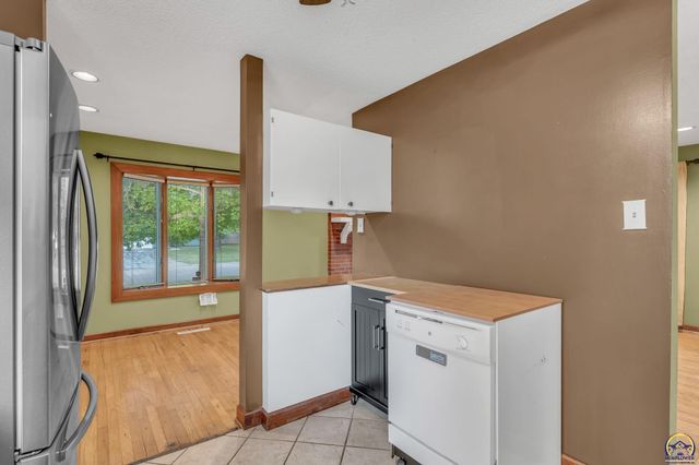 2843 SW McAlister AVE, Topeka, KS 66614