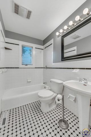 2843 SW McAlister AVE, Topeka, KS 66614