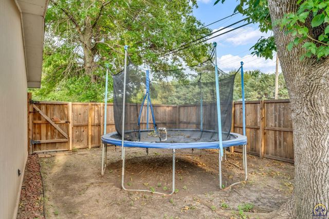 2843 SW McAlister AVE, Topeka, KS 66614