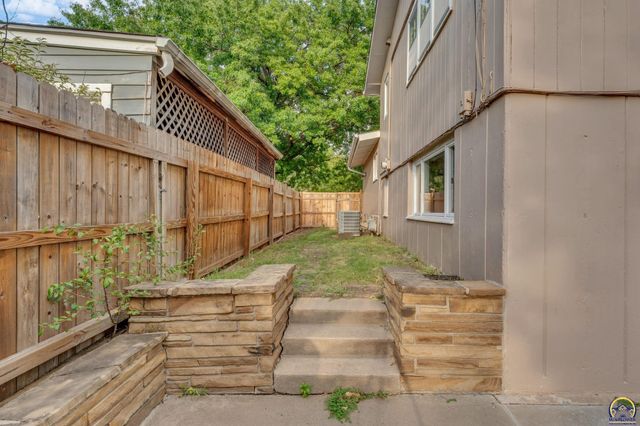 2843 SW McAlister AVE, Topeka, KS 66614