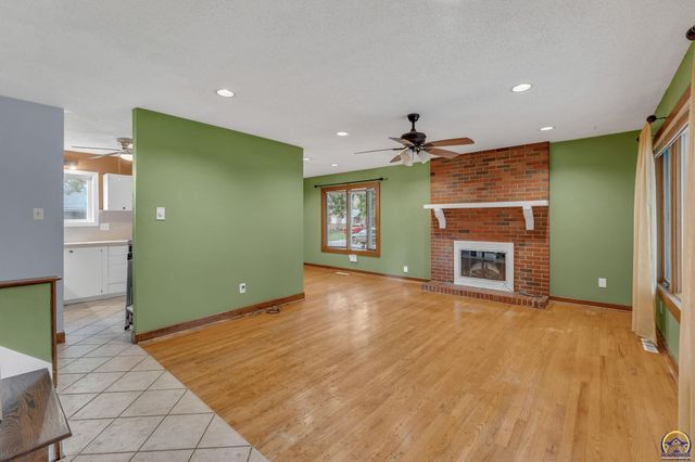 2843 SW McAlister AVE, Topeka, KS 66614