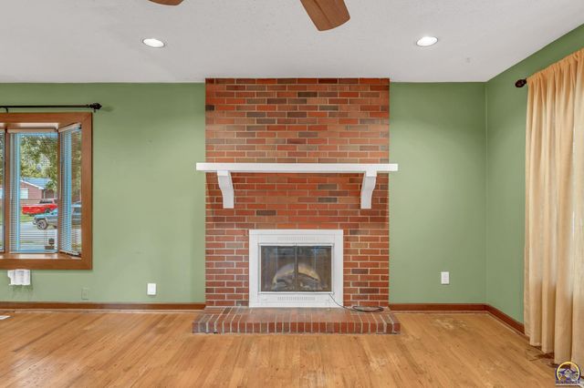 2843 SW McAlister AVE, Topeka, KS 66614
