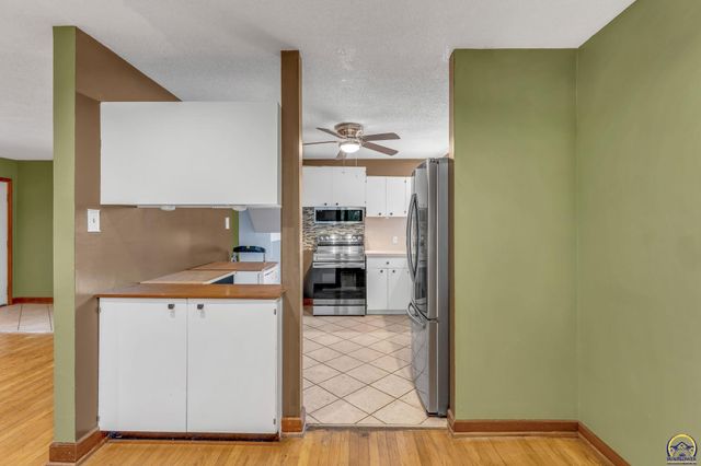2843 SW McAlister AVE, Topeka, KS 66614