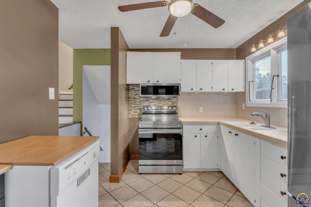2843 SW McAlister AVE, Topeka, KS 66614