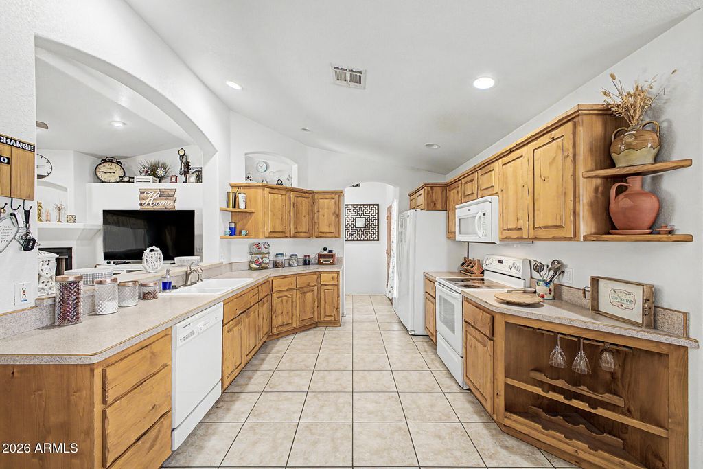 560 TOPEKA Drive, Wickenburg, AZ 85390 — photo 3