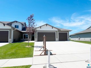 5913 S Spirea Ave, Sioux Falls, SD 57108