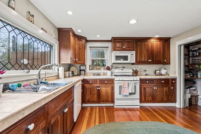 4 Langsford St, Gloucester, MA 01930