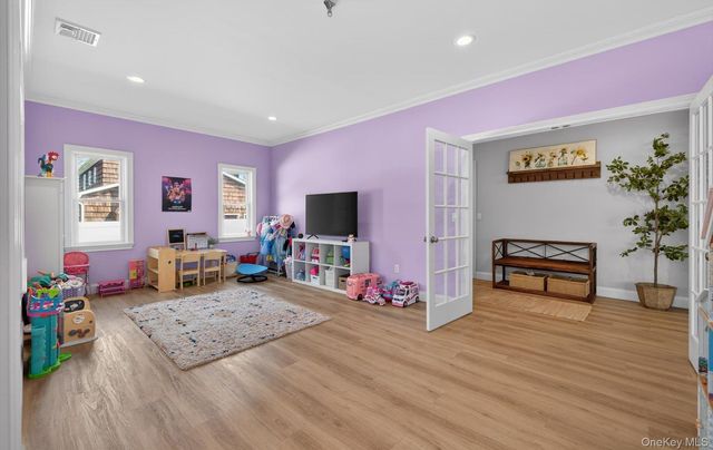 270 Edgewood Avenue, Oakdale, NY 11769