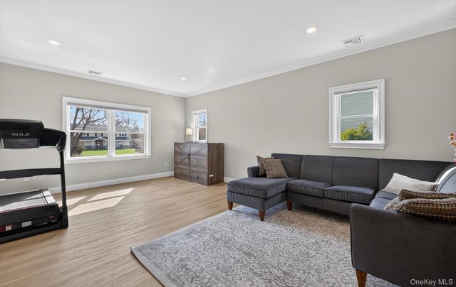 270 Edgewood Avenue, Oakdale, NY 11769