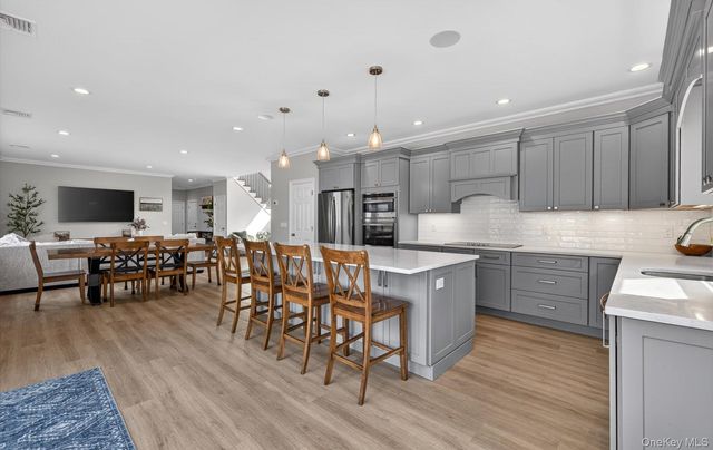 270 Edgewood Avenue, Oakdale, NY 11769