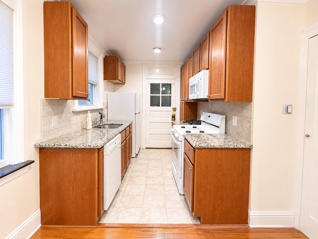 2044 W Farragut Avenue 1C, Chicago, IL 60625
