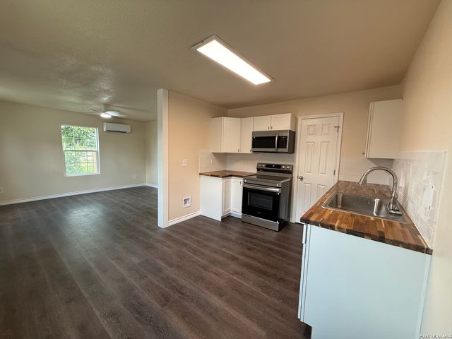 705 CROCKETT DR, Universal City, TX 78148