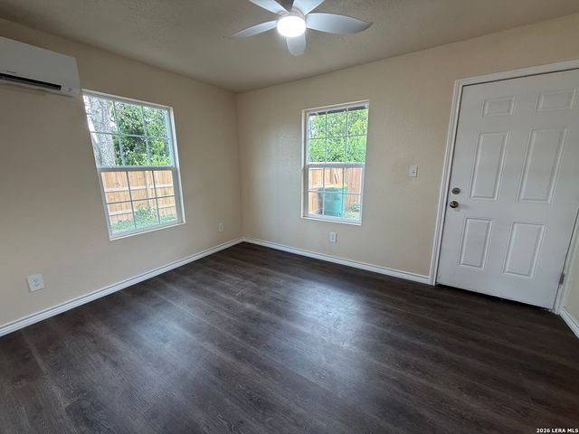 705 CROCKETT DR, Universal City, TX 78148
