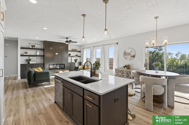 8906 Von Street, Papillion, NE 68046