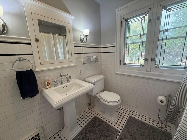 2010 Main STREET, La Crosse, WI 54601