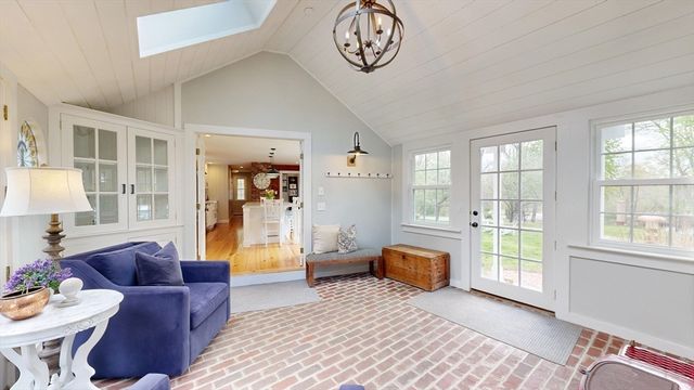 375 Linebrook Rd, Ipswich, MA 01938