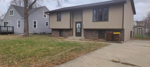932 Colonial Drive, Machesney Park, IL 61115