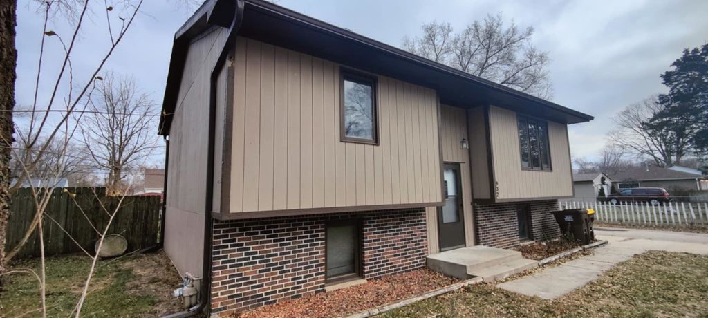 932 Colonial Drive, Machesney Park, IL 61115