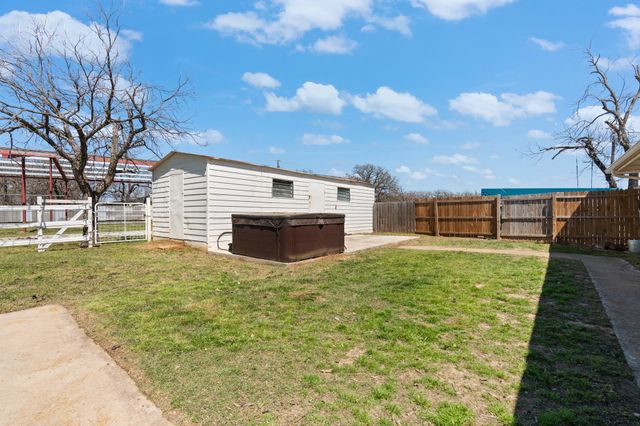 1641 E Henderson Street, Cleburne, TX 76031