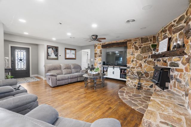 1641 E Henderson Street, Cleburne, TX 76031