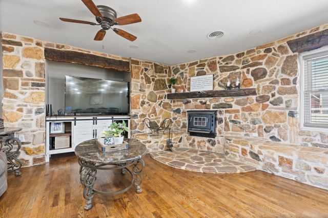 1641 E Henderson Street, Cleburne, TX 76031