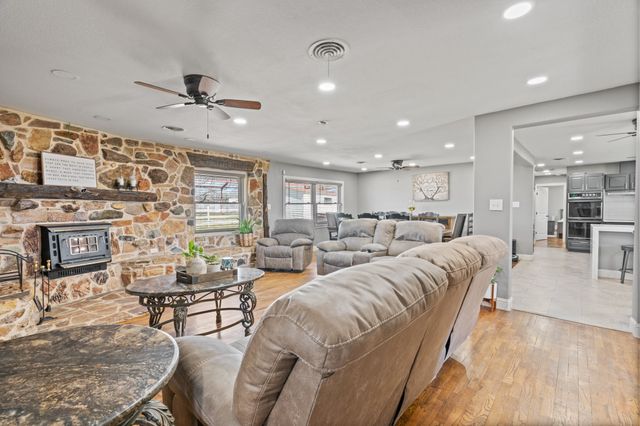 1641 E Henderson Street, Cleburne, TX 76031