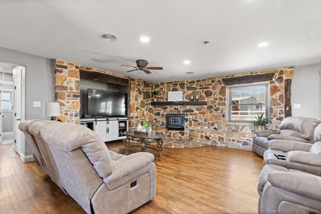 1641 E Henderson Street, Cleburne, TX 76031