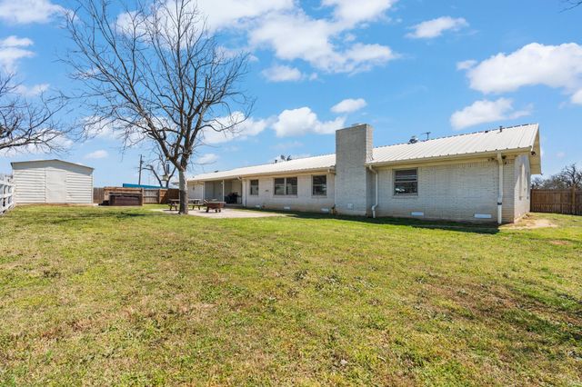 1641 E Henderson Street, Cleburne, TX 76031