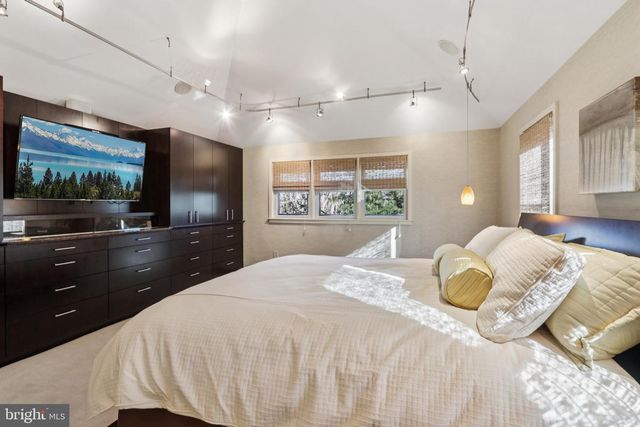 400 HIGHVIEW DR, Wayne, PA 19087