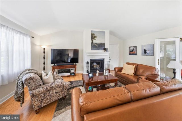 40 PINEKNOLL DR, Lawrence Township, NJ 08648