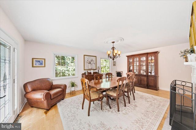 40 PINEKNOLL DR, Lawrence Township, NJ 08648