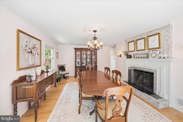 40 PINEKNOLL DR, Lawrence Township, NJ 08648