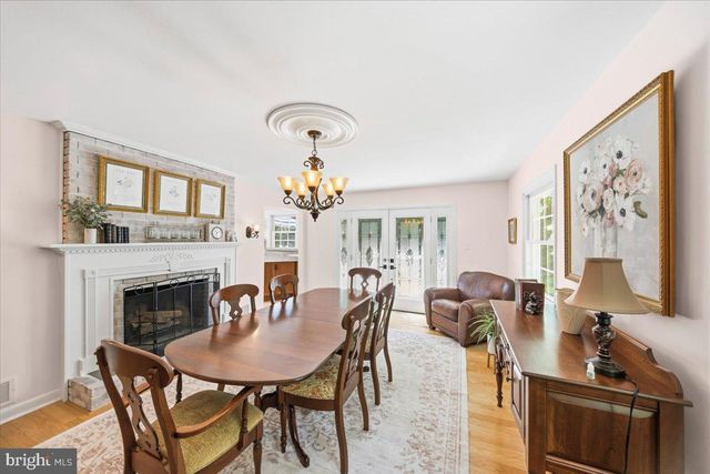 40 PINEKNOLL DR, Lawrence Township, NJ 08648