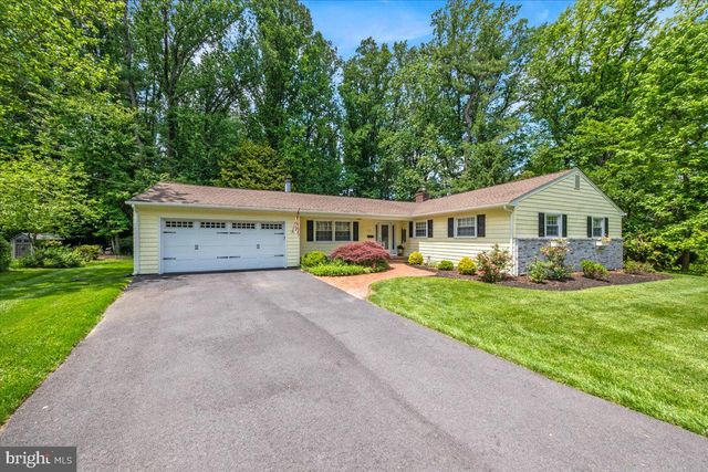 40 PINEKNOLL DR, Lawrence Township, NJ 08648