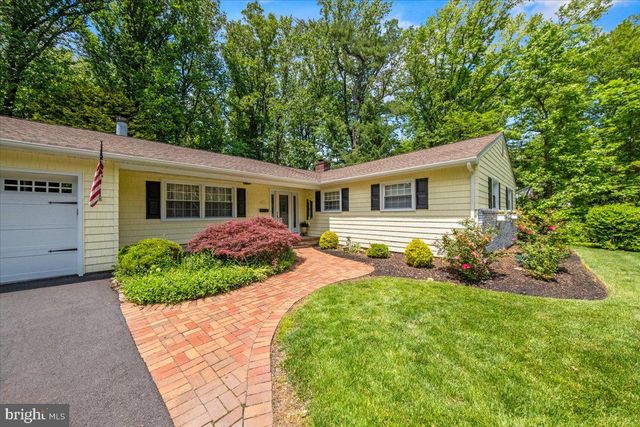40 PINEKNOLL DR, Lawrence Township, NJ 08648