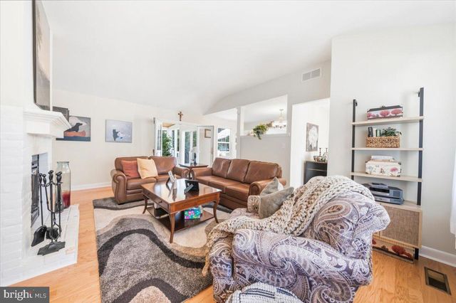 40 PINEKNOLL DR, Lawrence Township, NJ 08648