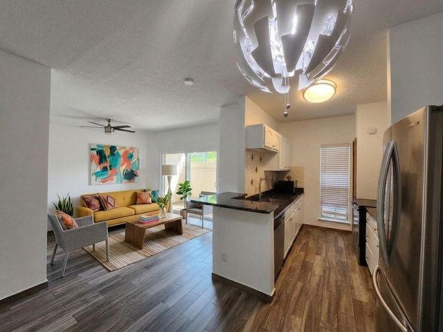 2300 Augusta Drive 17, Houston, TX 77057