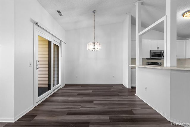 6680 Ridgefield Circle, West Bloomfield, MI 48322