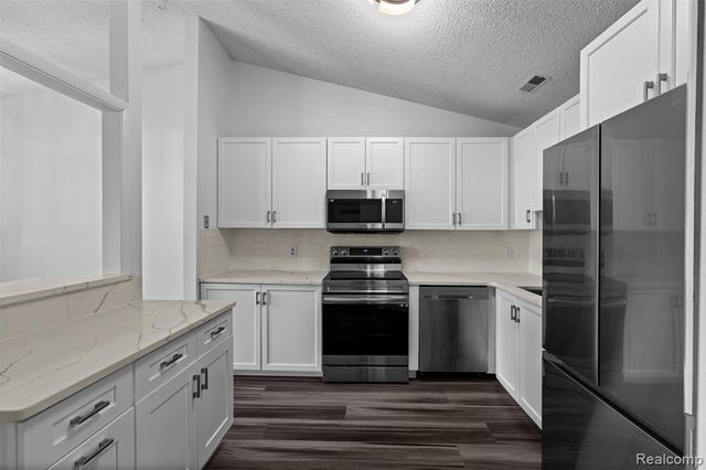 6680 Ridgefield Circle, West Bloomfield, MI 48322