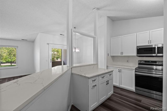 6680 Ridgefield Circle, West Bloomfield, MI 48322
