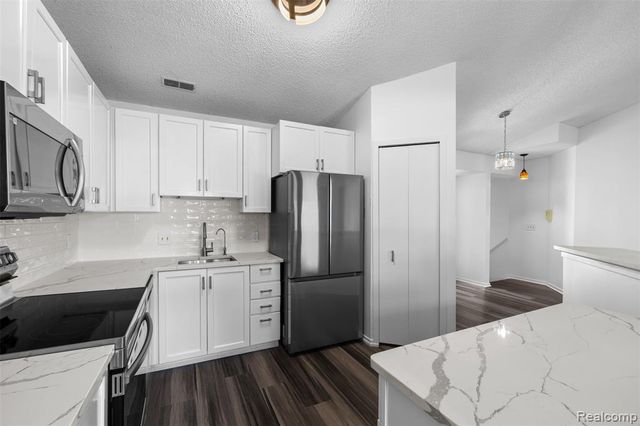 6680 Ridgefield Circle, West Bloomfield, MI 48322