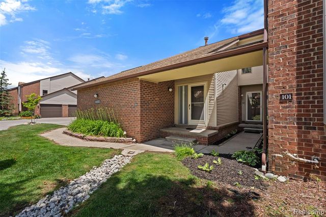 6680 Ridgefield Circle, West Bloomfield, MI 48322
