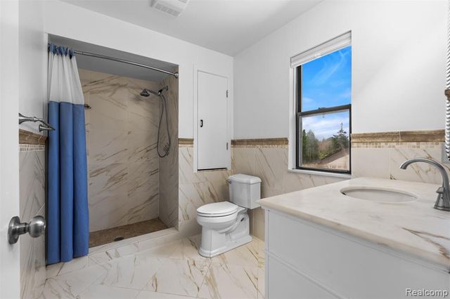6680 Ridgefield Circle, West Bloomfield, MI 48322